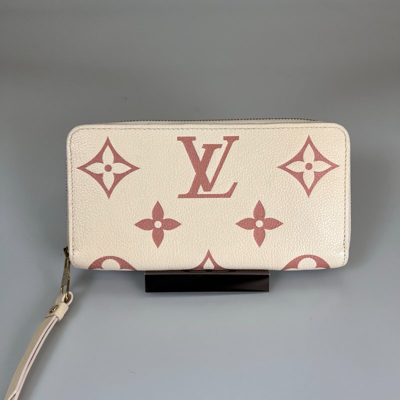 LV M81914/晶片款 草莓牛奶ㄇ拉長夾-0