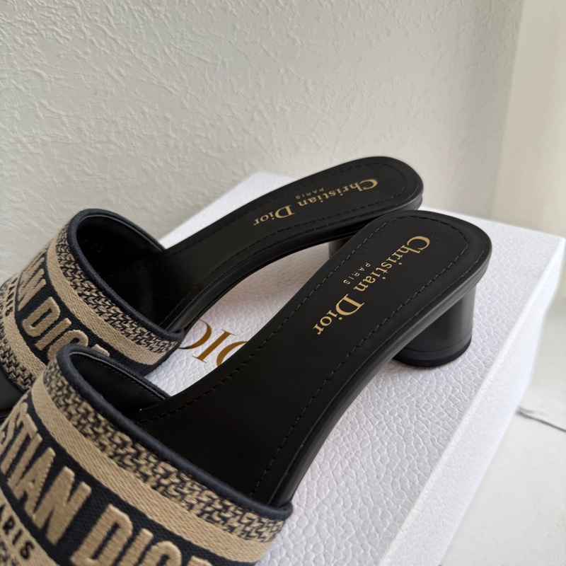 Dior拖鞋 很好看 買來都沒穿 37-3