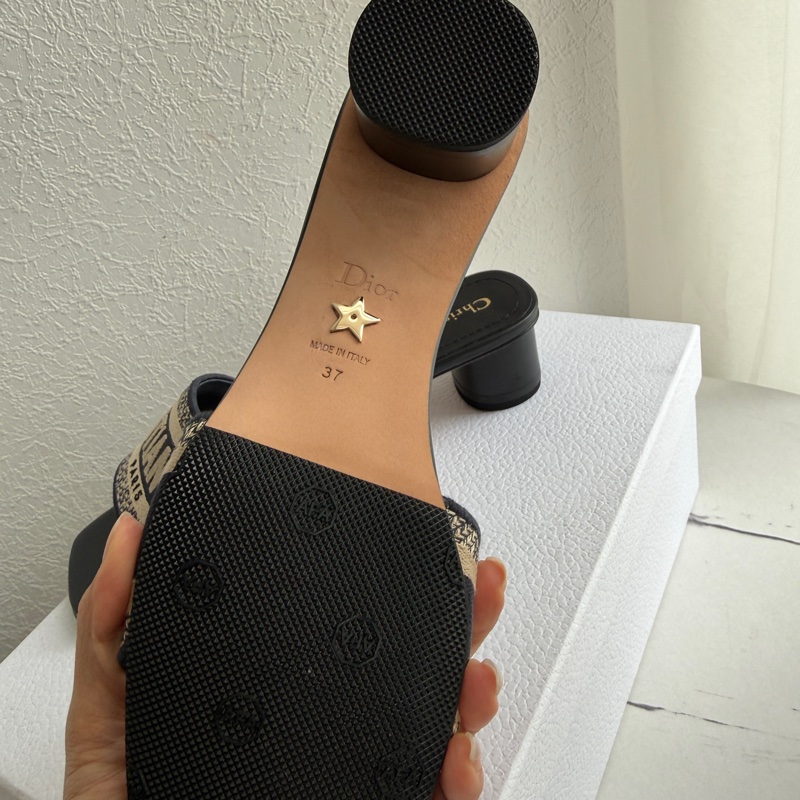 Dior拖鞋 很好看 買來都沒穿 37-4