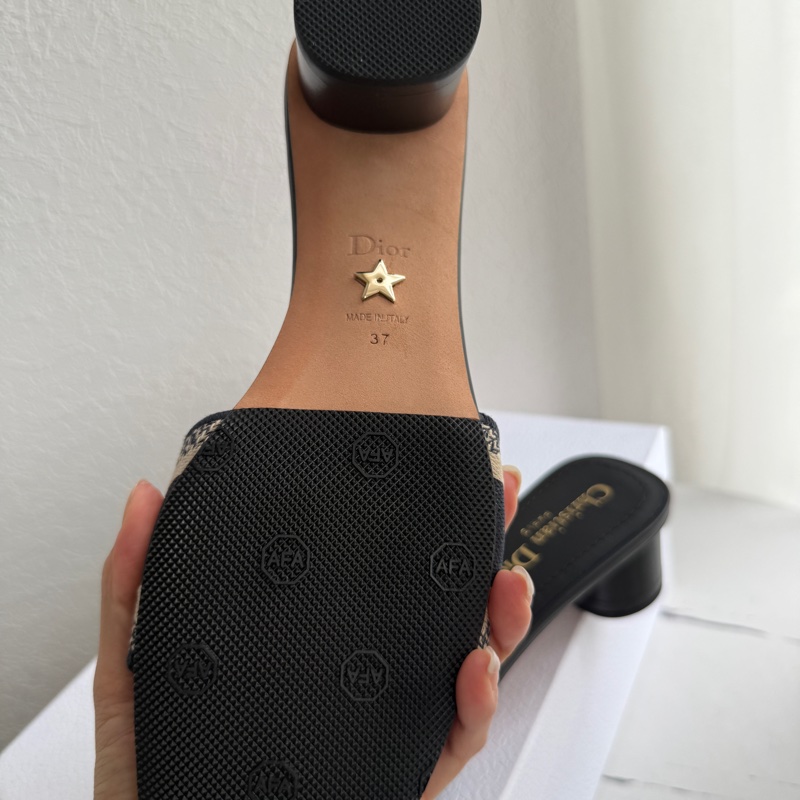 Dior拖鞋 很好看 買來都沒穿 37-5