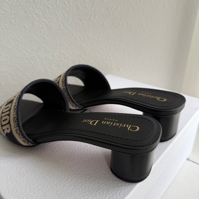 Dior拖鞋 很好看 買來都沒穿 37-6