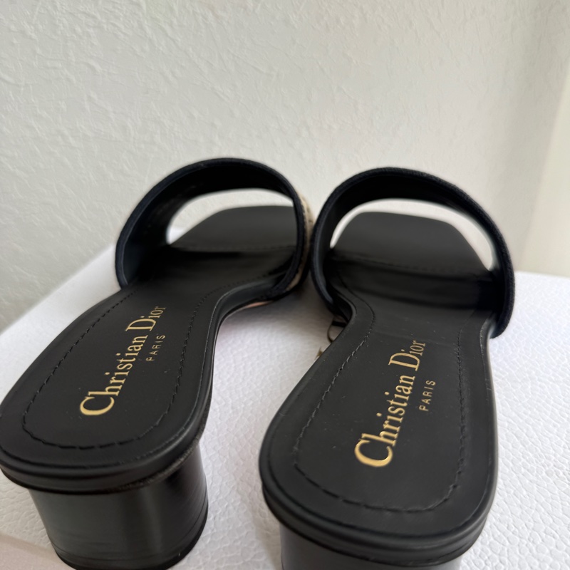 Dior拖鞋 很好看 買來都沒穿 37-7