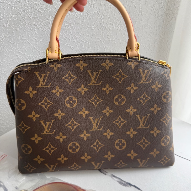 lv超方便多夾層 兩用包 斜背包 老花-1