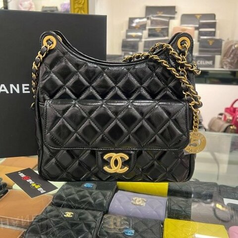 東區正精品㊣CHANEL Hobo Bag AS4322 香奈兒黑色油蠟牛皮5號金幣吊飾天貓金鍊斜背包小款 RZ6429