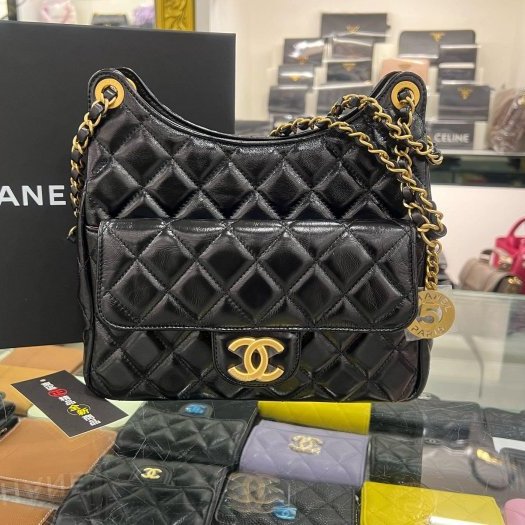 東區正精品㊣CHANEL Hobo Bag AS4322 香奈兒黑色油蠟牛皮5號金幣吊飾天貓金鍊斜背包小款 RZ6429-0