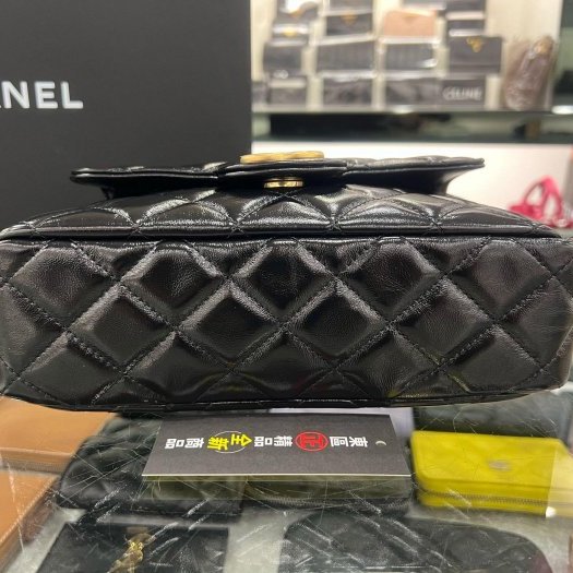 東區正精品㊣CHANEL Hobo Bag AS4322 香奈兒黑色油蠟牛皮5號金幣吊飾天貓金鍊斜背包小款 RZ6429-7
