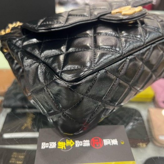東區正精品㊣CHANEL Hobo Bag AS4322 香奈兒黑色油蠟牛皮5號金幣吊飾天貓金鍊斜背包小款 RZ6429-8