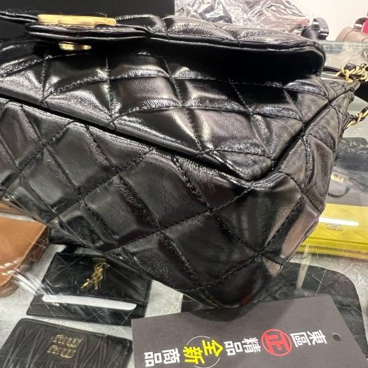 東區正精品㊣CHANEL Hobo Bag AS4322 香奈兒黑色油蠟牛皮5號金幣吊飾天貓金鍊斜背包小款 RZ6429-9