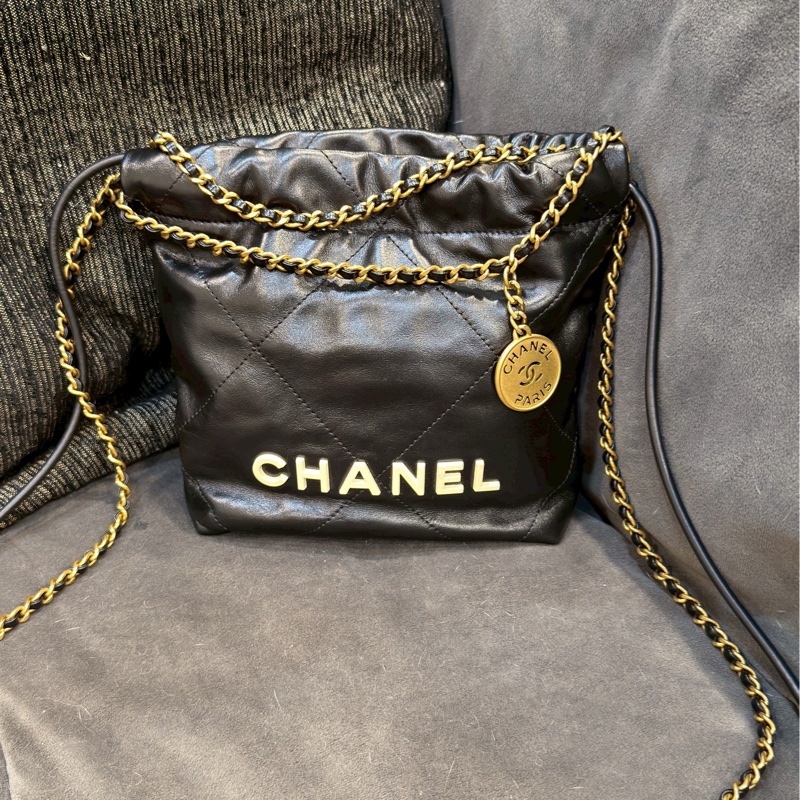 CHANEL香奈兒黑金白字母22bag mini熊貓配色芯片款-9