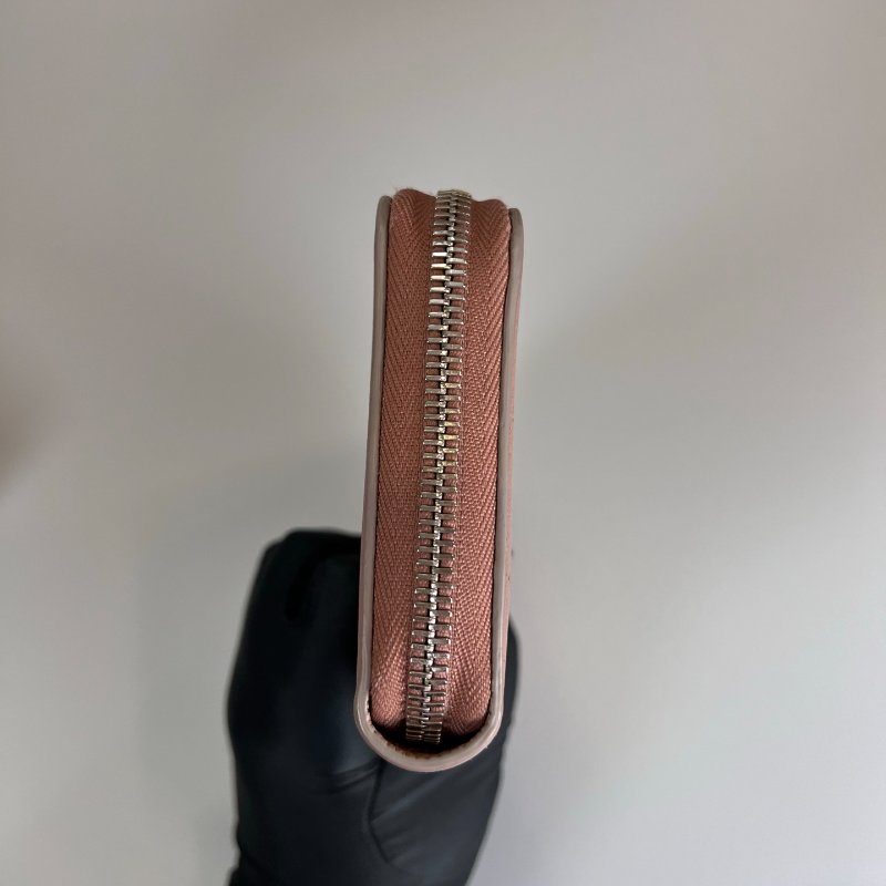 LV M69427 藕粉雷射洞洞ㄇ拉長夾-2