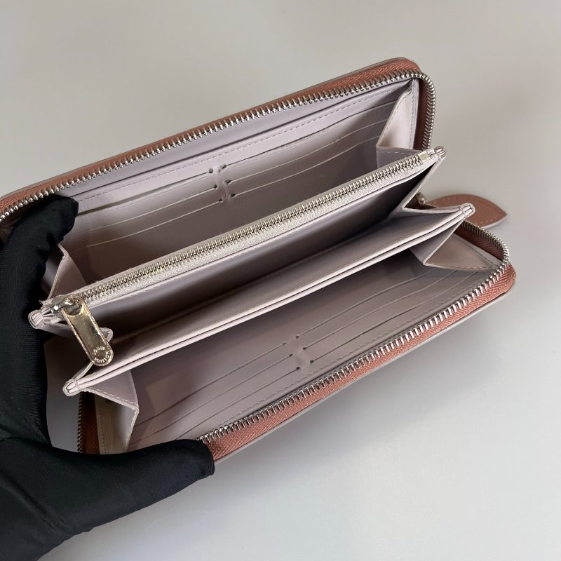 LV M69427 藕粉雷射洞洞ㄇ拉長夾-4