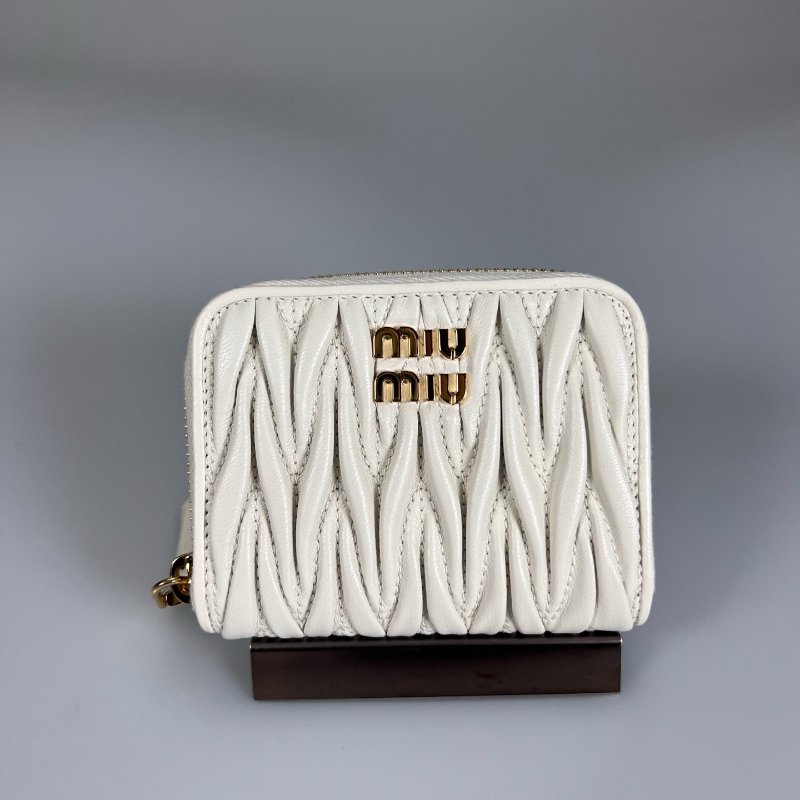 MIUMIU 5MM268 白色褶皺錢包-1