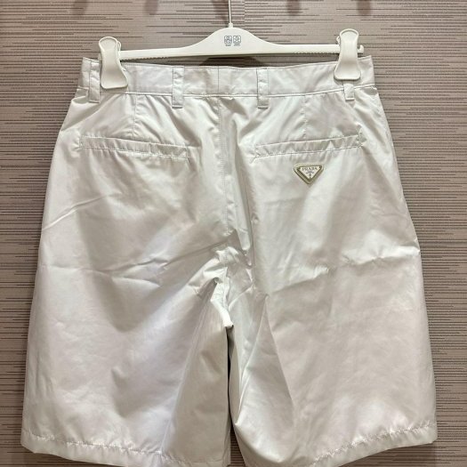 💎Han's house精品服飾💎 Prada 三角鐵牌 LOGO 尼龍 風 短褲 現貨 48 原價36000-0