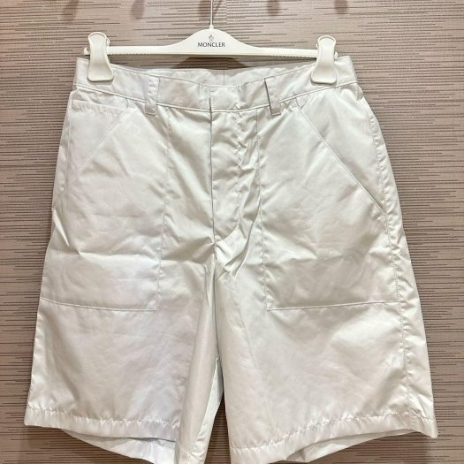 💎Han's house精品服飾💎 Prada 三角鐵牌 LOGO 尼龍 風 短褲 現貨 48 原價36000-1