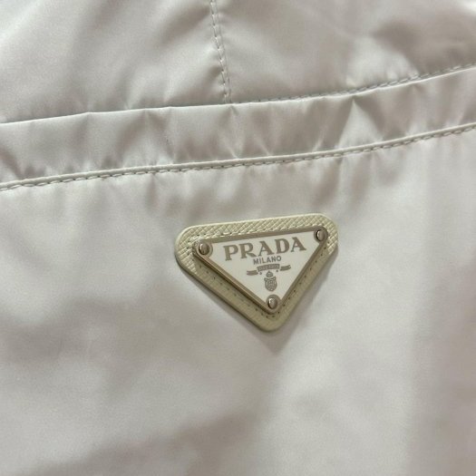 💎Han's house精品服飾💎 Prada 三角鐵牌 LOGO 尼龍 風 短褲 現貨 48 原價36000-4