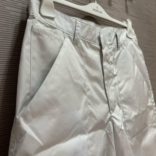 💎Han's house精品服飾💎 Prada 三角鐵牌 LOGO 尼龍 風 短褲 現貨 48 原價36000-5