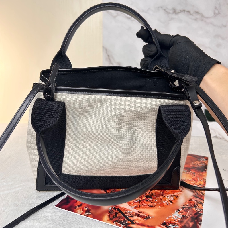 Balenciaga 黑白拼小牛皮托特包-18