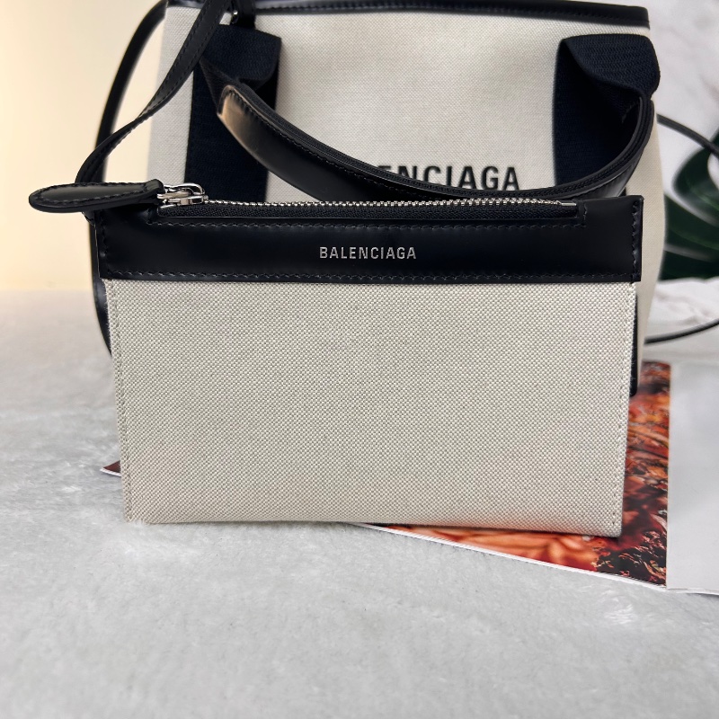 Balenciaga 黑白拼小牛皮托特包-23