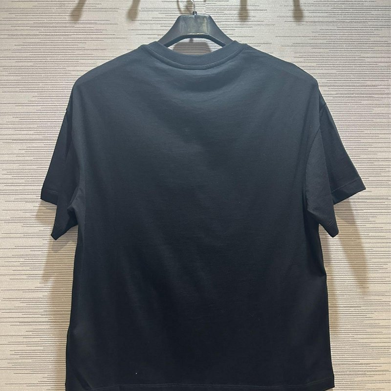 💎Han's house精品服飾💎FENDI 芬迪 立體 刺繡 短 T 義大利製 現貨 青年款-1
