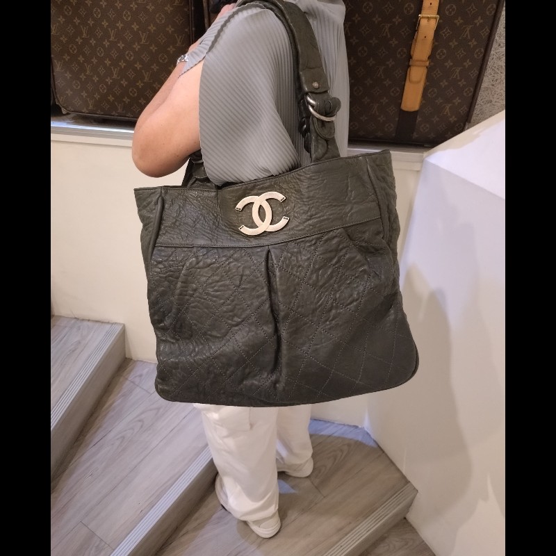 Chanel 墨綠皺皺皮革大直式托特包-1