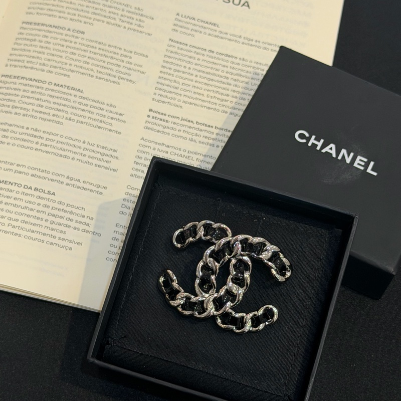 CHANEL 銀色皮穿練雙C胸針-0