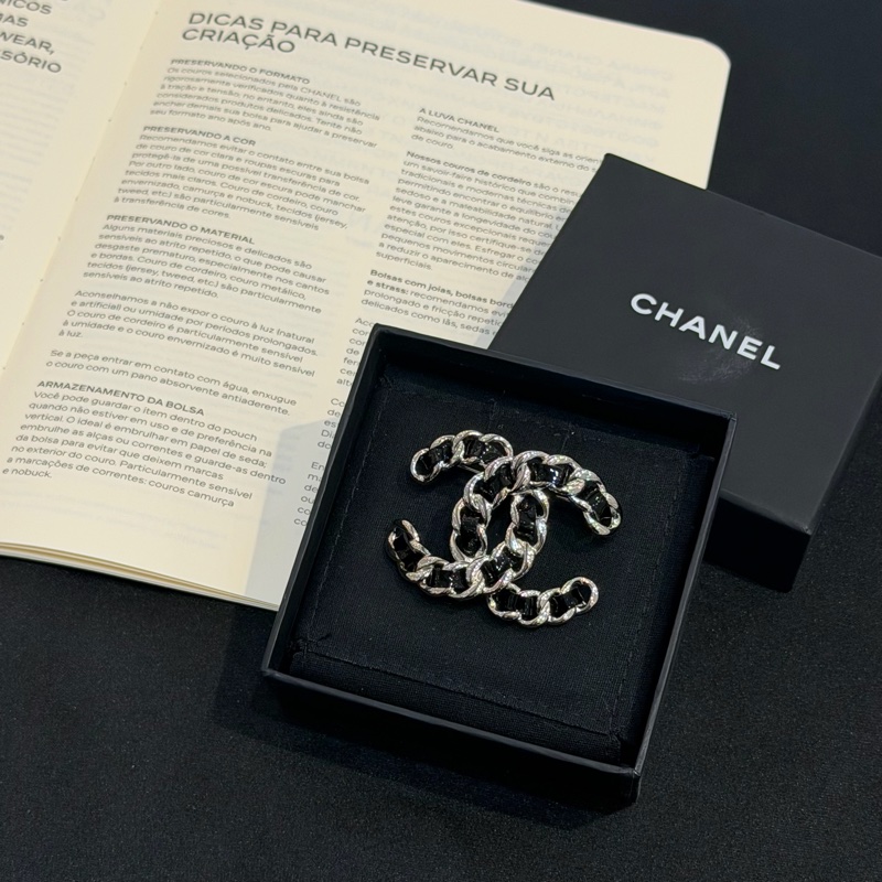 CHANEL 銀色皮穿練雙C胸針-1