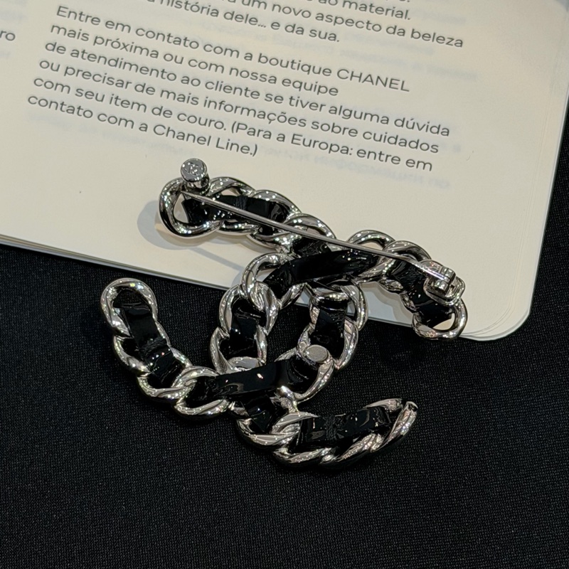 CHANEL 銀色皮穿練雙C胸針-5