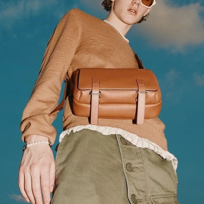 Loewe羅意威military郵差斜挎荔枝小牛皮經典男包-1