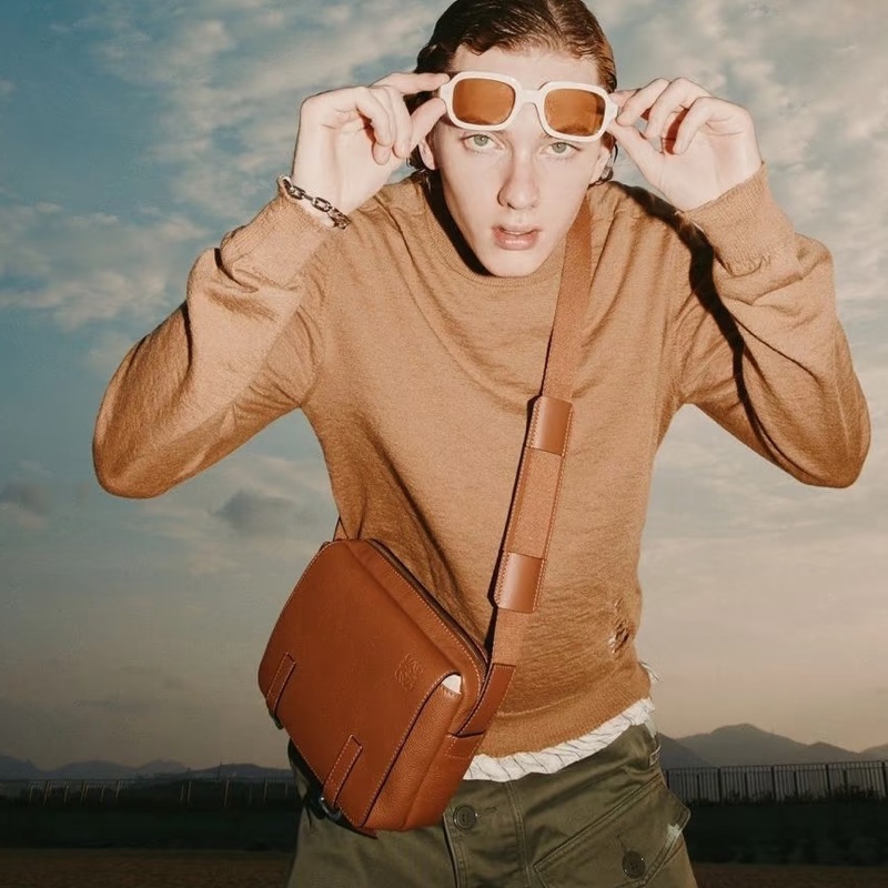 Loewe羅意威military郵差斜挎荔枝小牛皮經典男包-4