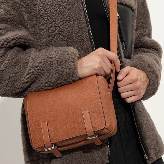 Loewe羅意威military郵差斜挎荔枝小牛皮經典男包-5