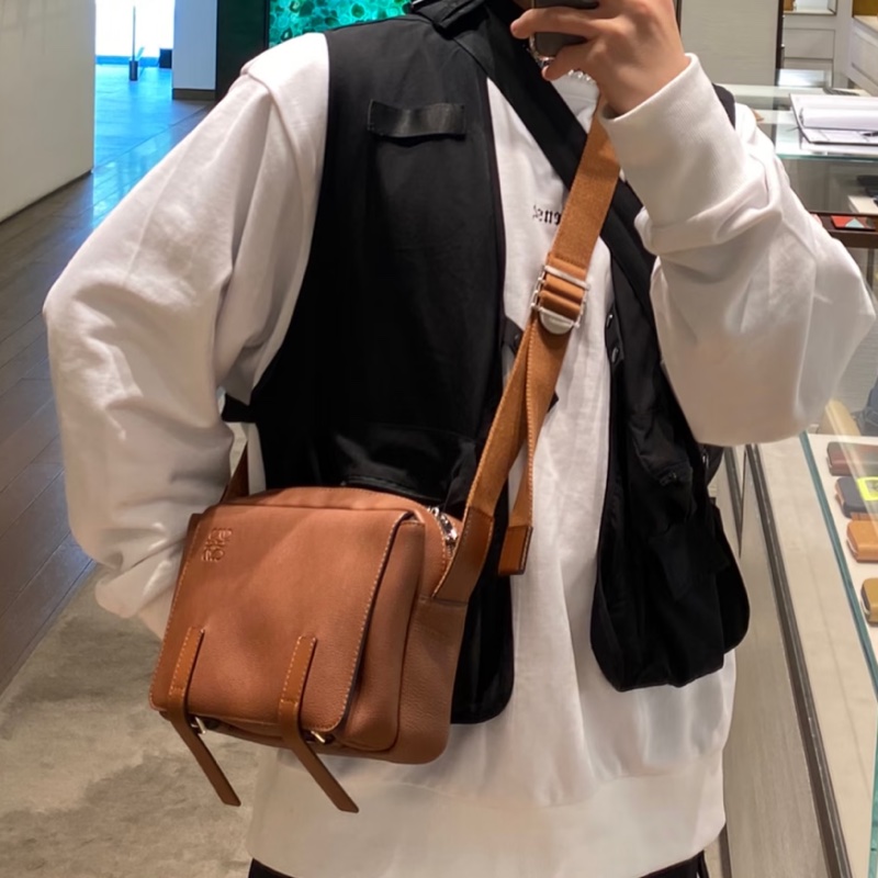 Loewe羅意威military郵差斜挎荔枝小牛皮經典男包-7