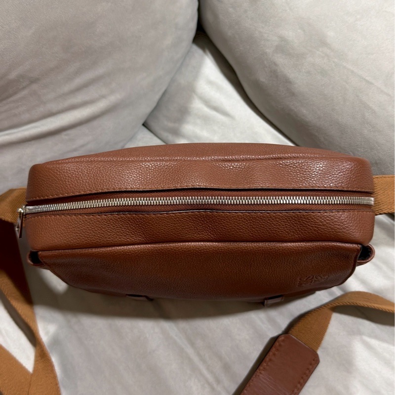 Loewe羅意威military郵差斜挎荔枝小牛皮經典男包-17
