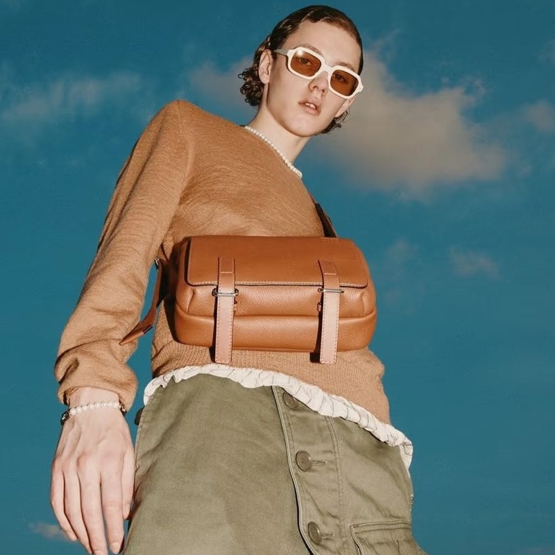 Loewe羅意威military郵差斜挎荔枝小牛皮經典男包-31