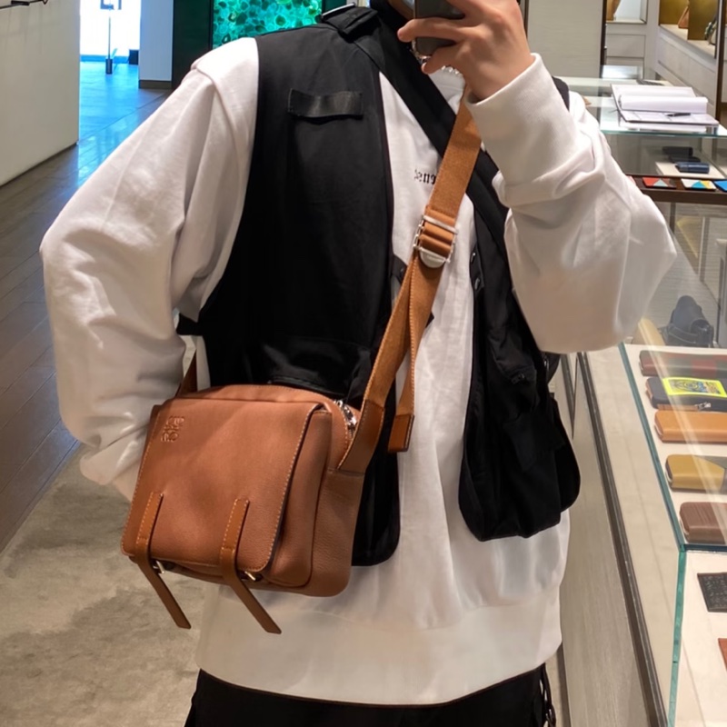 Loewe羅意威military郵差斜挎荔枝小牛皮經典男包-35