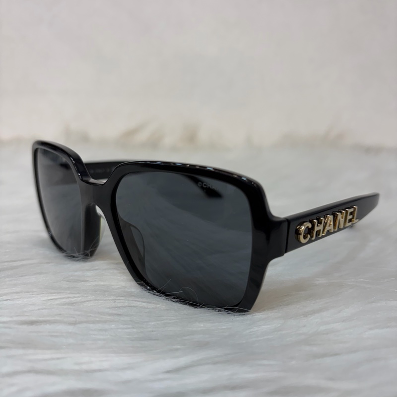 CHANEL A71305 高級樹脂 黑框 英文 logo 金字 太陽眼鏡 墨鏡-0