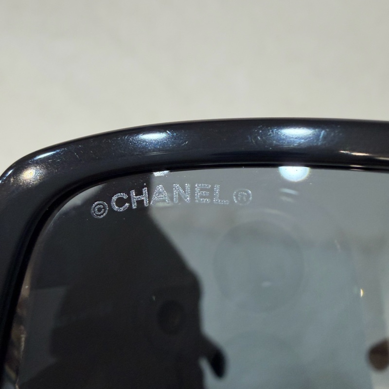 CHANEL A71305 高級樹脂 黑框 英文 logo 金字 太陽眼鏡 墨鏡-10