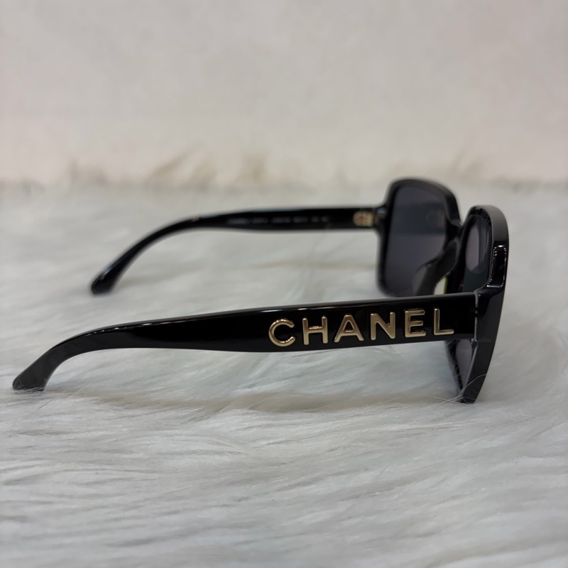 CHANEL A71305 高級樹脂 黑框 英文 logo 金字 太陽眼鏡 墨鏡-12