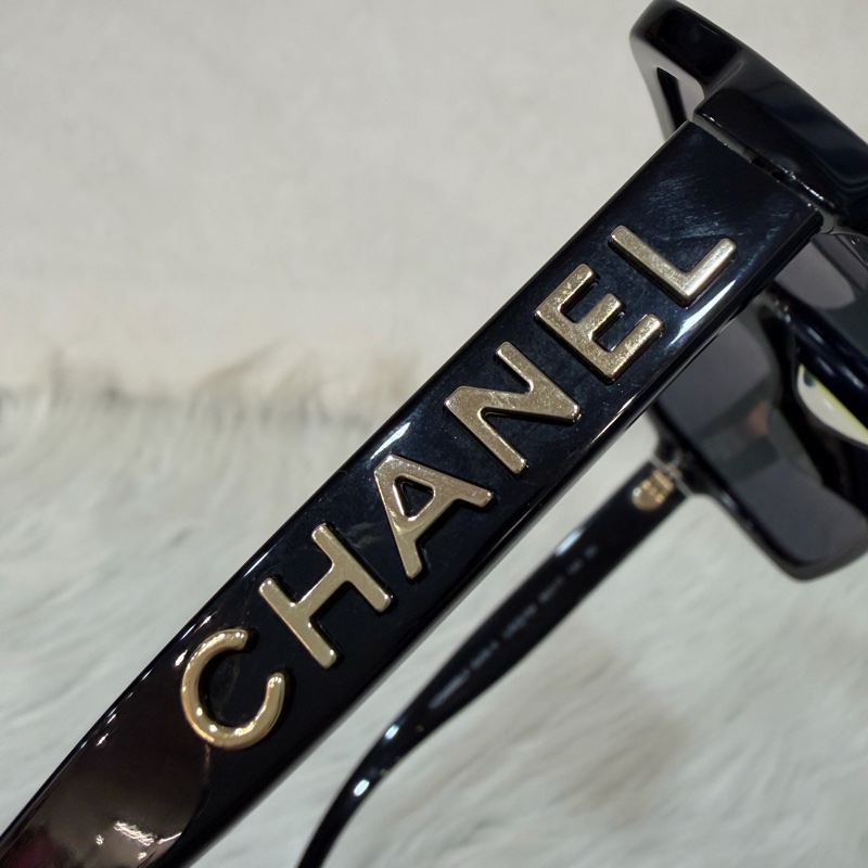 CHANEL A71305 高級樹脂 黑框 英文 logo 金字 太陽眼鏡 墨鏡-13