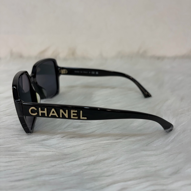 CHANEL A71305 高級樹脂 黑框 英文 logo 金字 太陽眼鏡 墨鏡-14