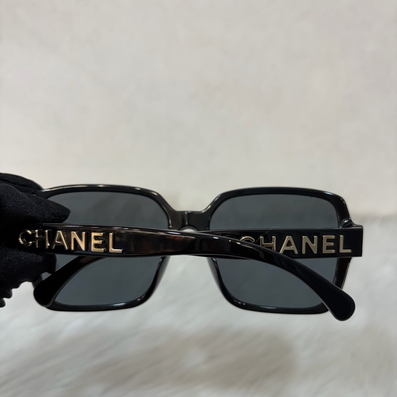 CHANEL A71305 高級樹脂 黑框 英文 logo 金字 太陽眼鏡 墨鏡-26