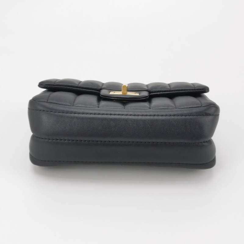 Chanel 2.55 Flag Bag 季節限定款迷你牛皮純色絎縫長方形旋扣單肩包-5