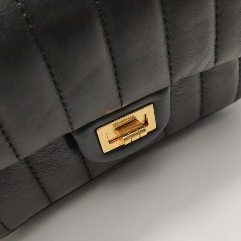Chanel 2.55 Flag Bag 季節限定款迷你牛皮純色絎縫長方形旋扣單肩包-12