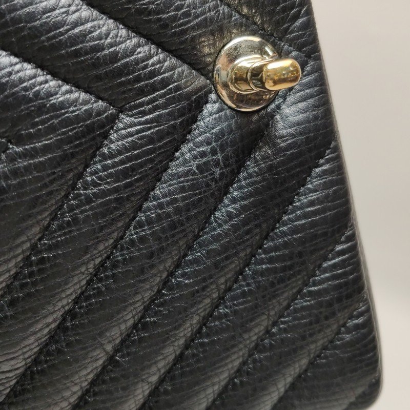 Chanel Chevron Flap牛皮純色V紋絎縫雙C扣單肩包-10