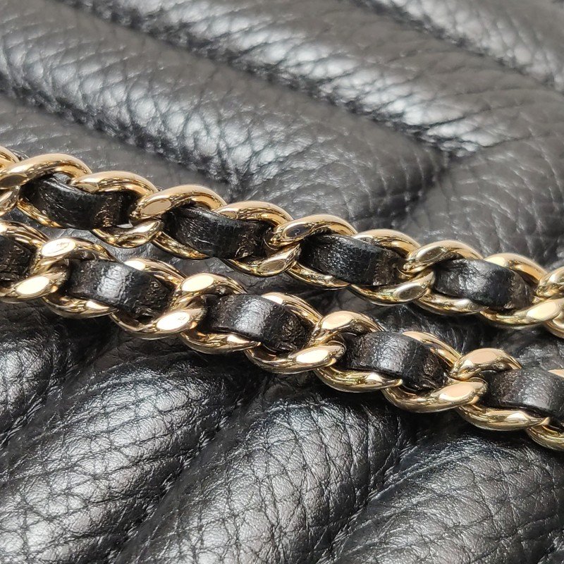 Chanel Chevron Flap牛皮純色V紋絎縫雙C扣單肩包-11