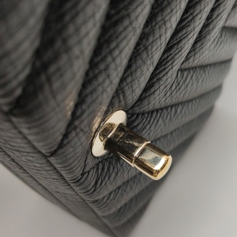Chanel Chevron Flap牛皮純色V紋絎縫雙C扣單肩包-13