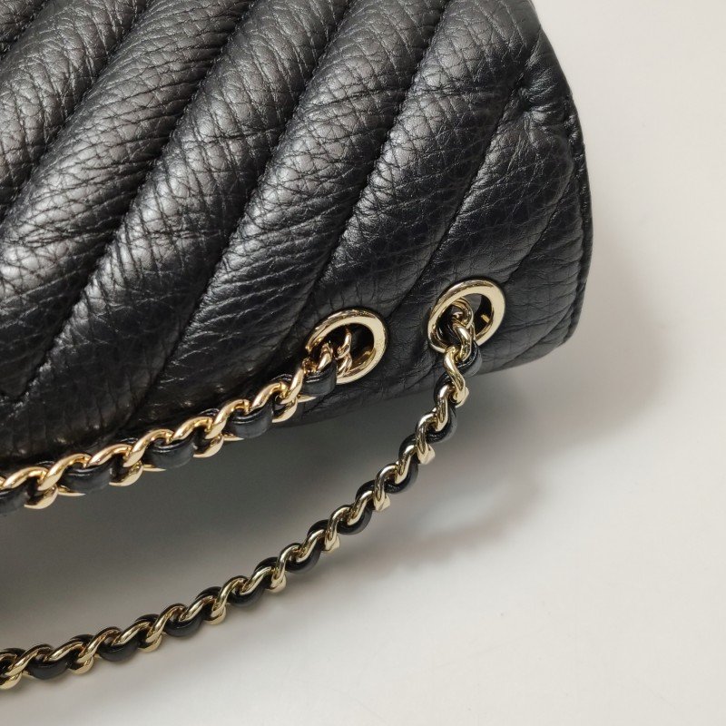 Chanel Chevron Flap牛皮純色V紋絎縫雙C扣單肩包-14