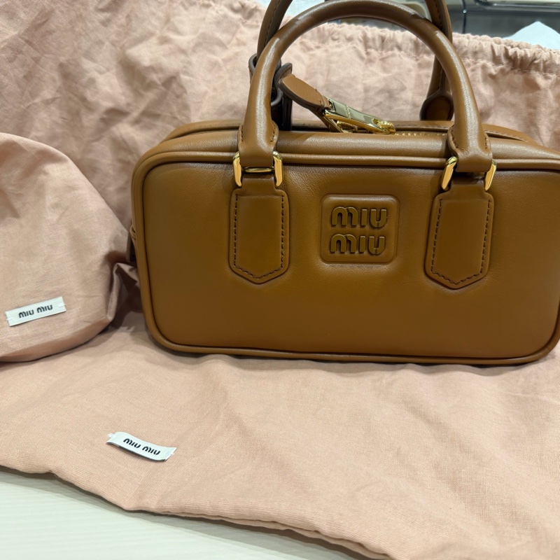 MIU MIU arcadie 保齡球包 22公分 干邑色 焦糖色-0