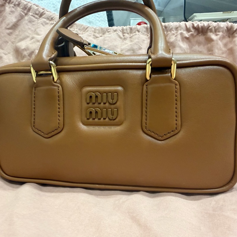 MIU MIU arcadie 保齡球包 22公分 干邑色 焦糖色-1