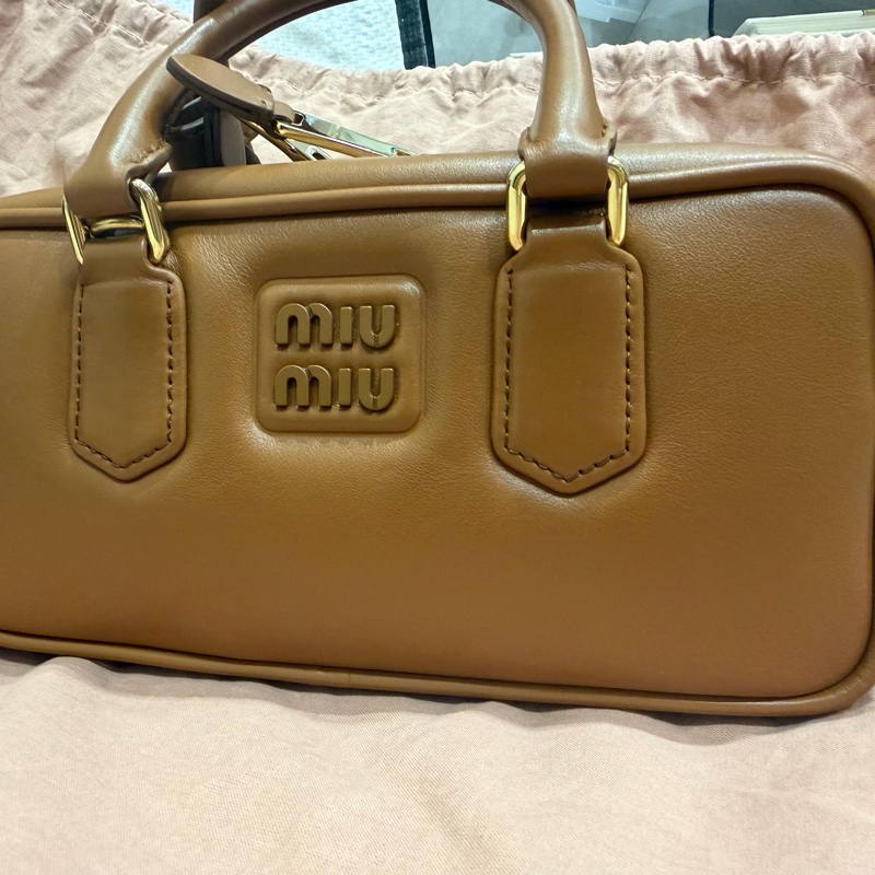 MIU MIU arcadie 保齡球包 22公分 干邑色 焦糖色-2