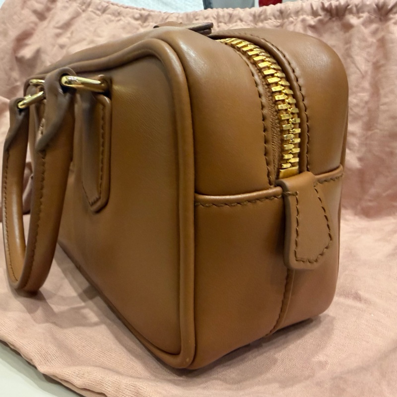 MIU MIU arcadie 保齡球包 22公分 干邑色 焦糖色-5
